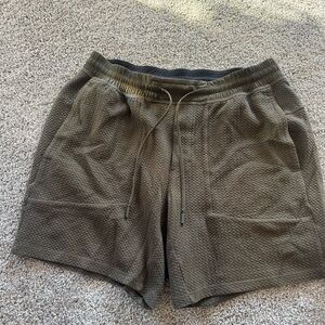 Luluemon ease the day shorts 7” XL Men's Olive Green Shorts